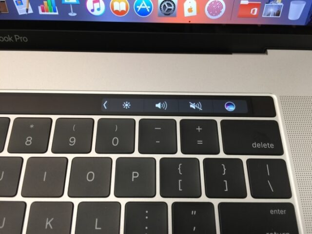 MacBook Pro Touch Bar Siri 