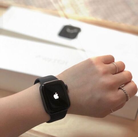 Apple watch vs Fitbit 