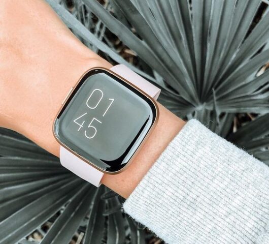 Fitbit vs Apple Watch: Similarities, Difference and what aspects to consider before buying?